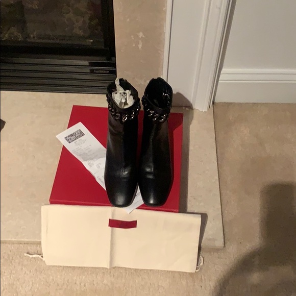 A boot with a tip of chain - Picture 1 of 4